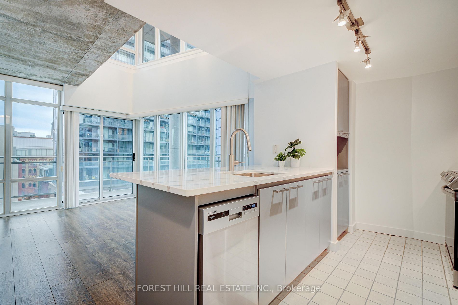 255 Richmond St E, #607