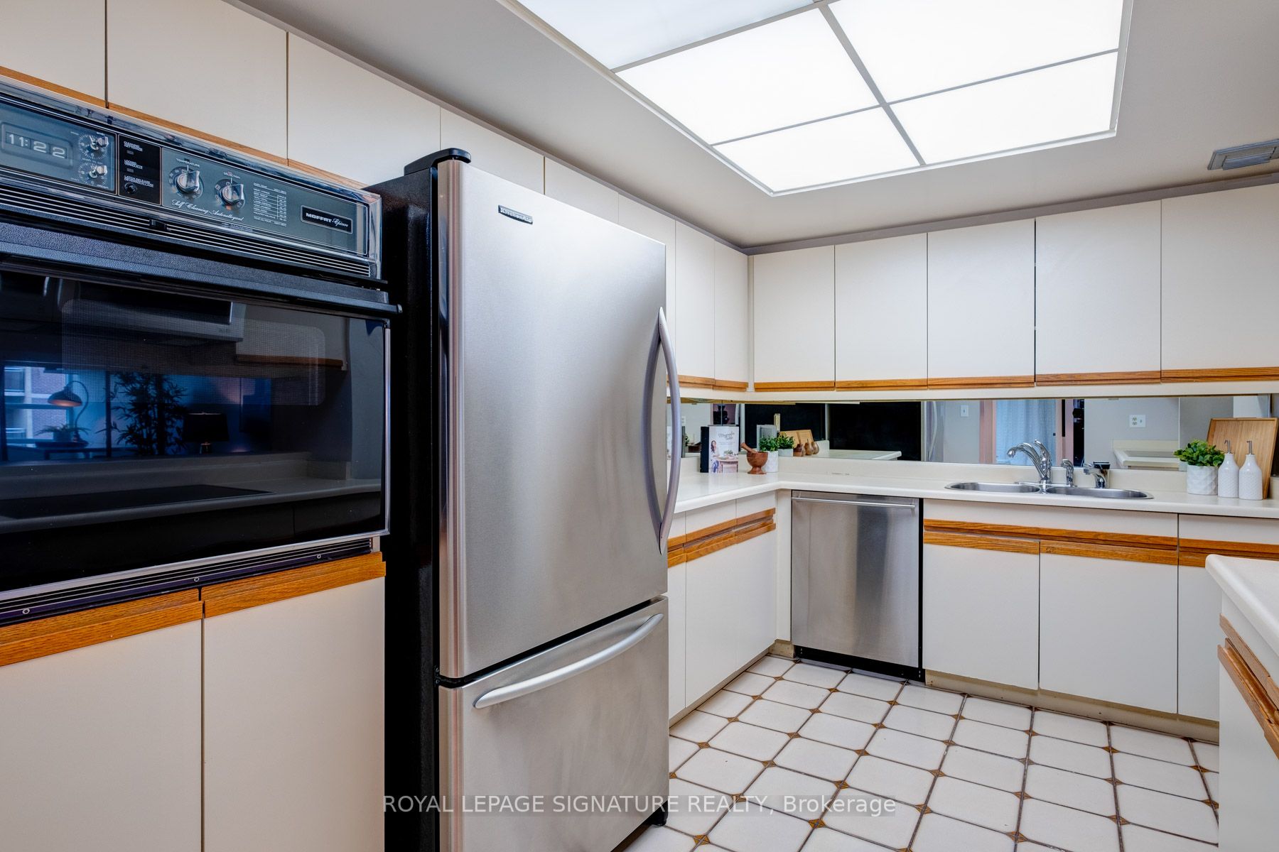 71 Charles St E, #905