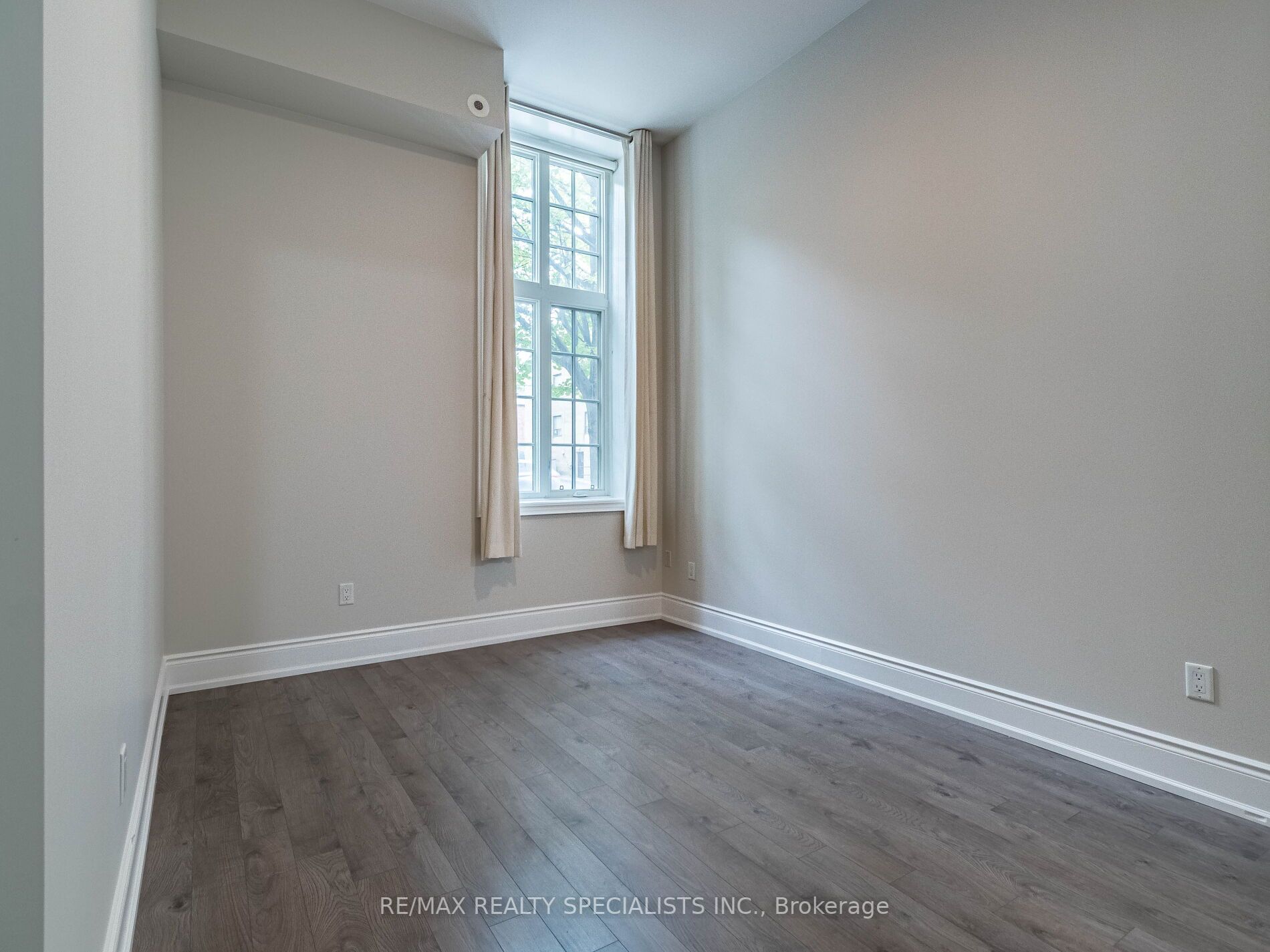 1111 Avenue Rd, #102