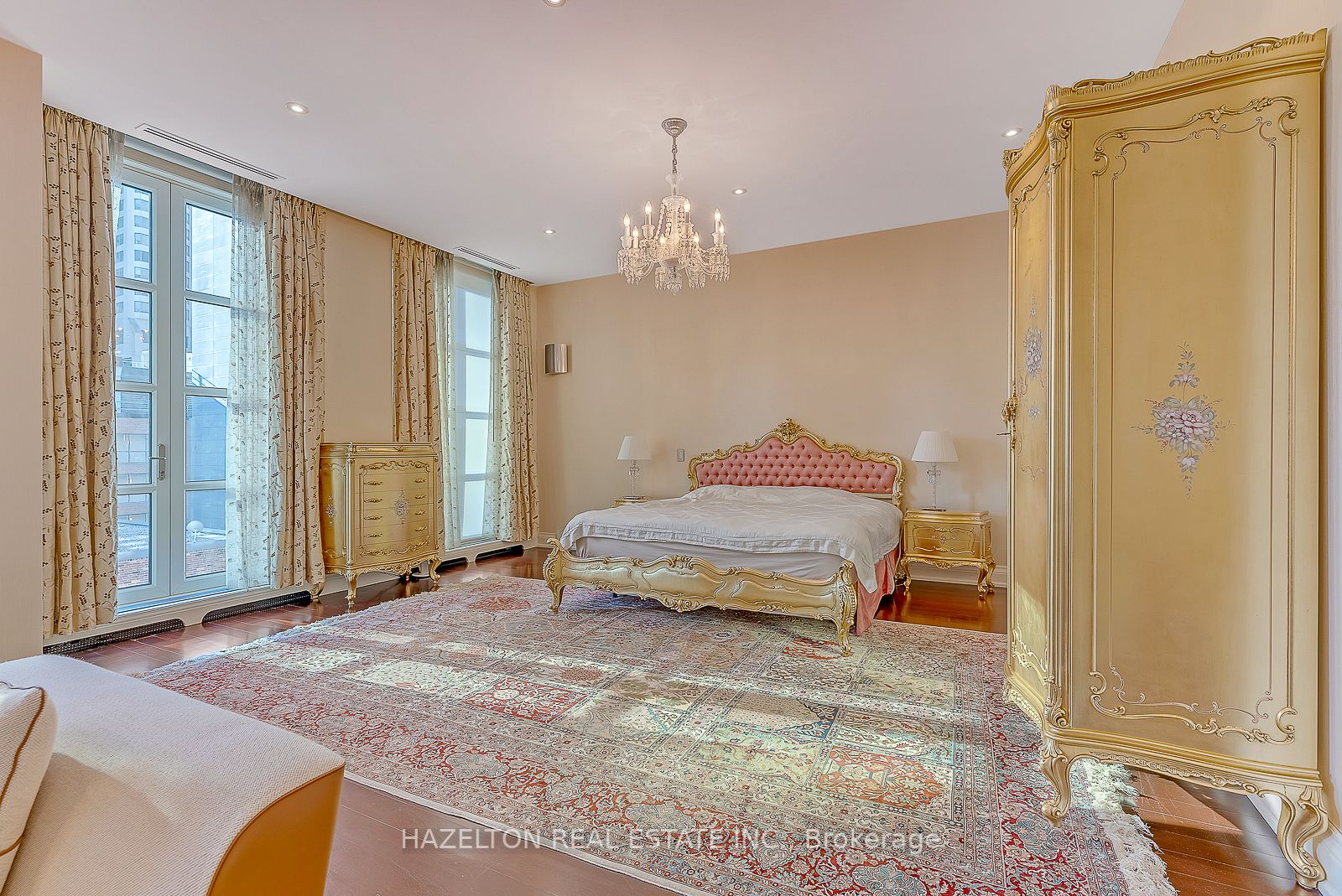 118 Yorkville Ave, #601