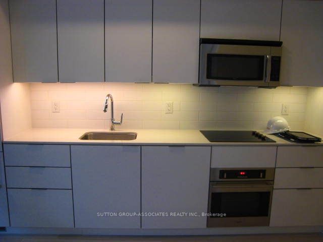 5 Hanna Ave, #207