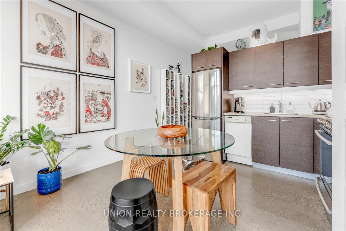 569 King St E, #404