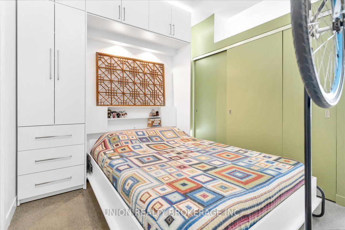 569 King St E, #404