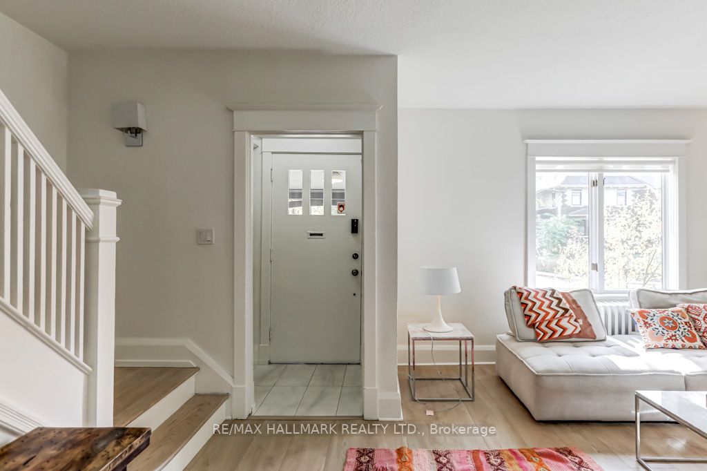 110 Manor Rd E
