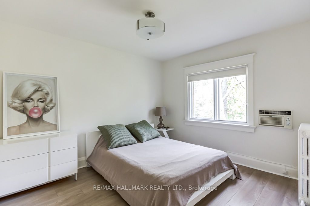 110 Manor Rd E