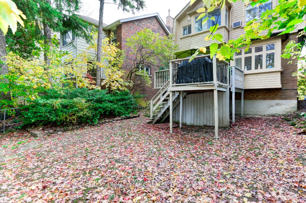 110 Manor Rd E