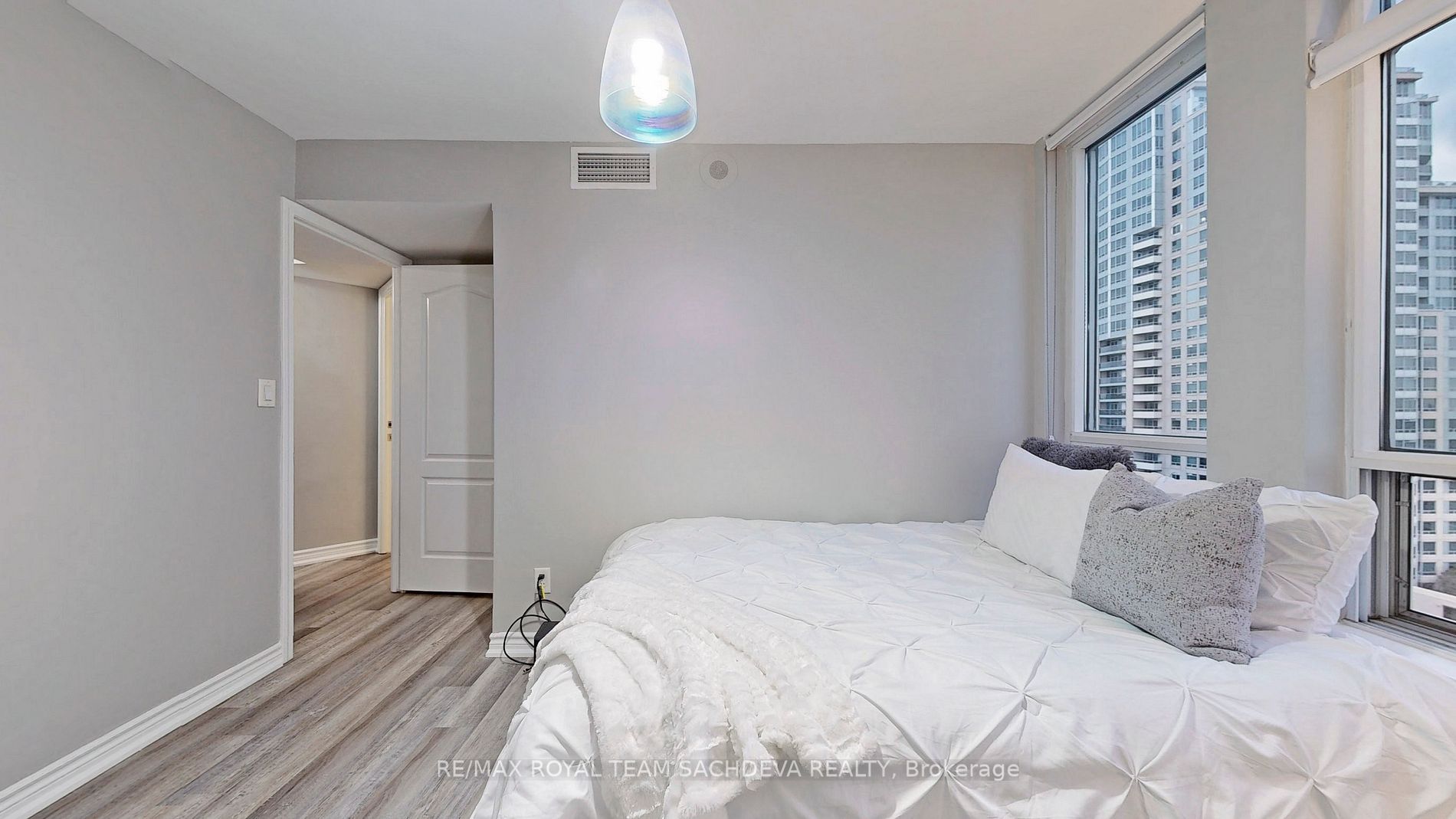2 Rean Dr, #1208
