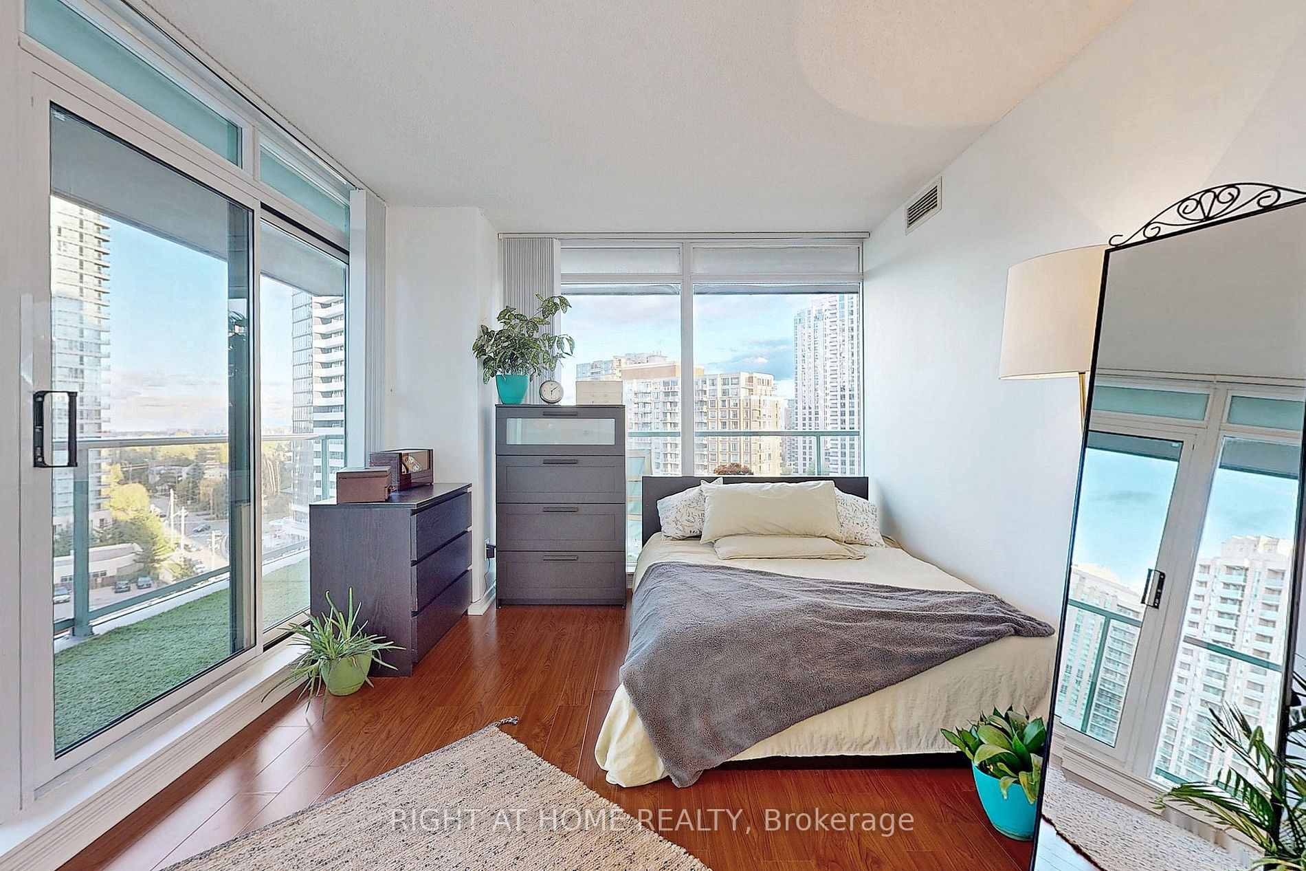 5500 Yonge St, #1002