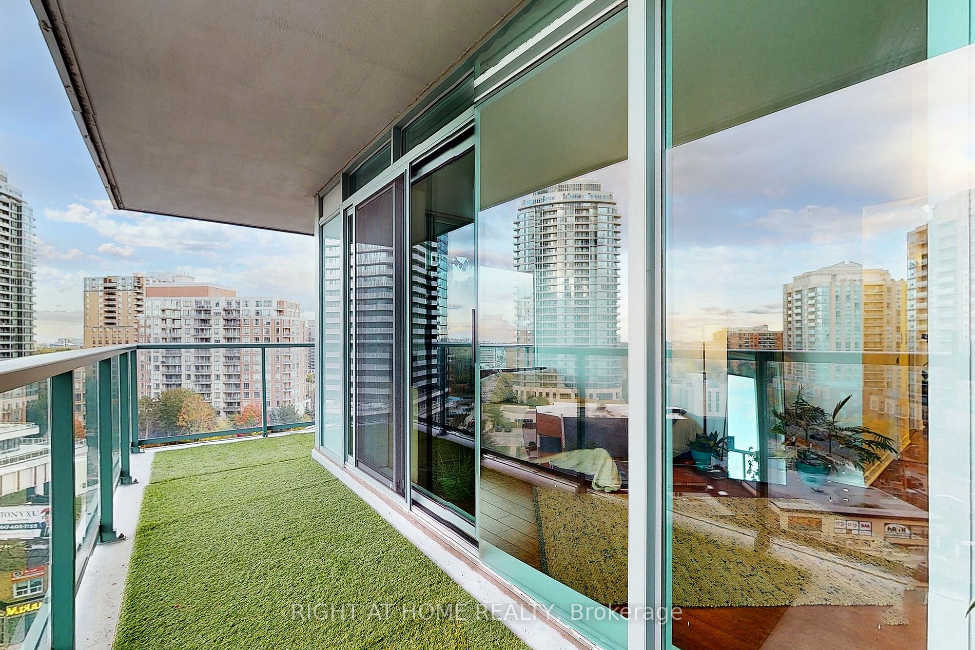 5500 Yonge St, #1002