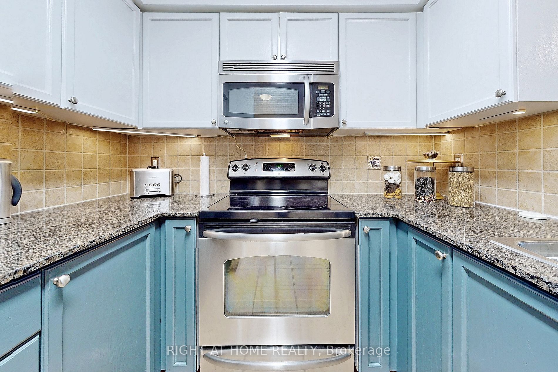 5500 Yonge St, #1002