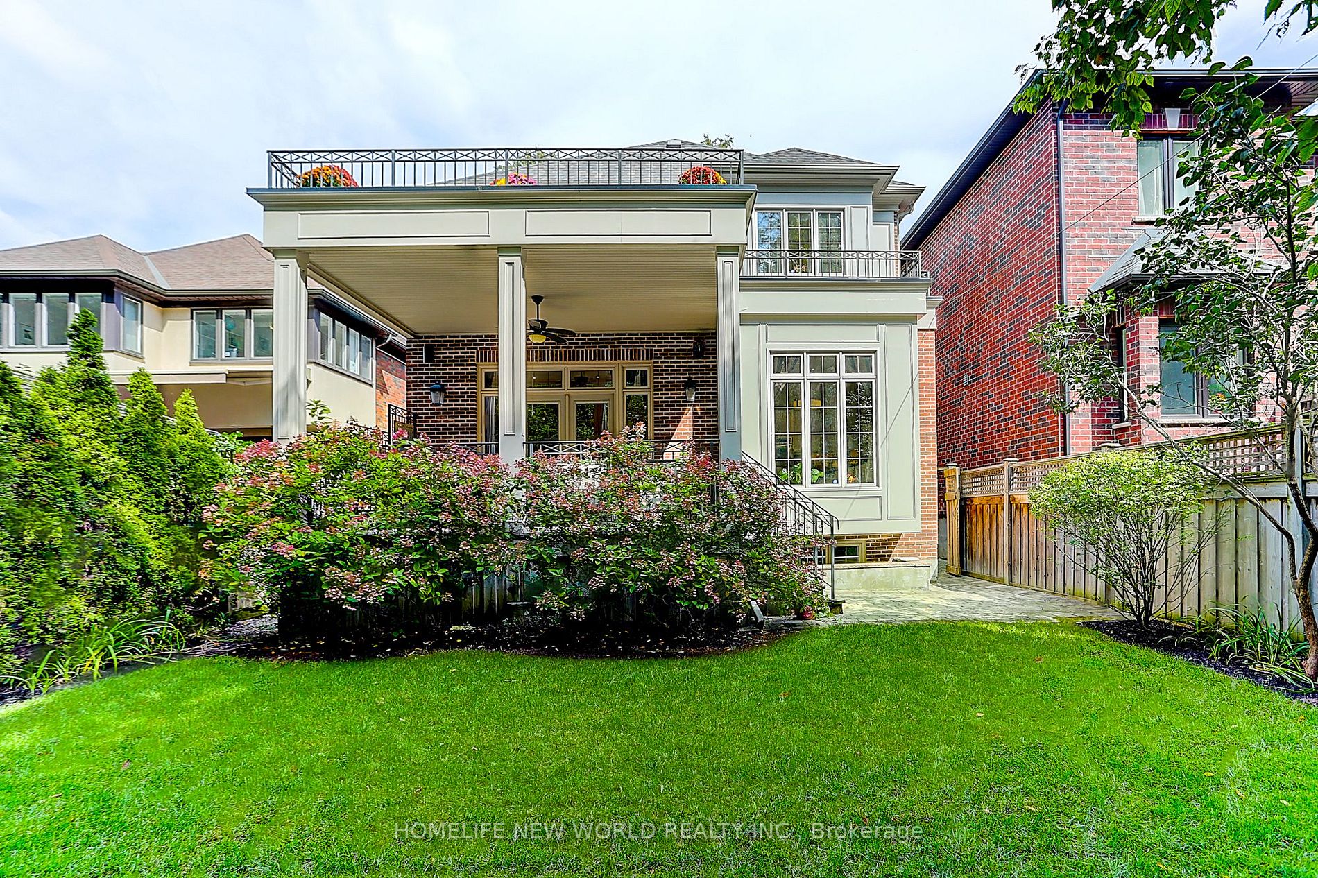 255 Chaplin Cres