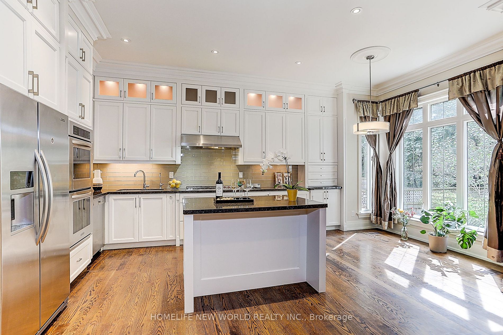 255 Chaplin Cres