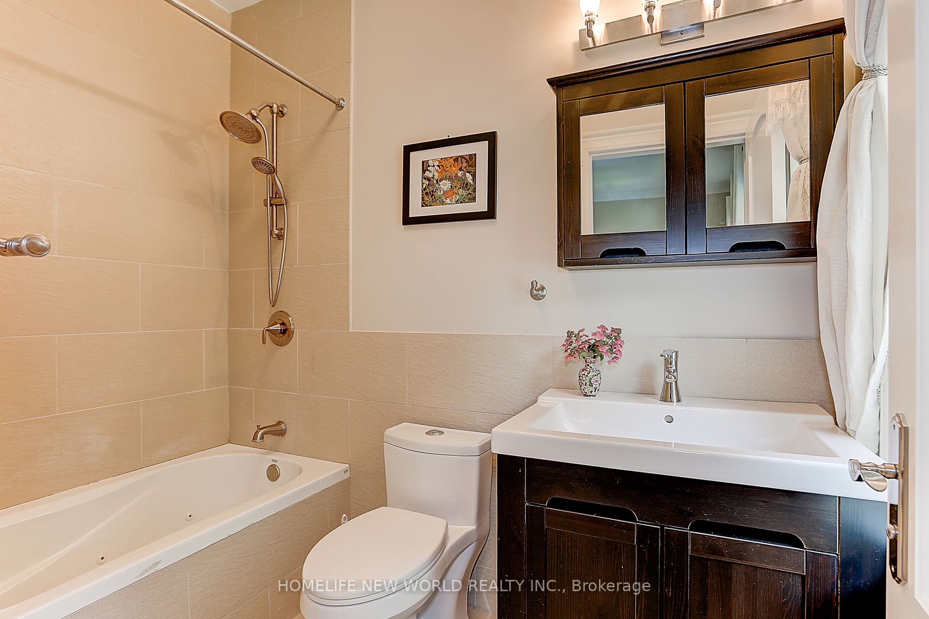 255 Chaplin Cres
