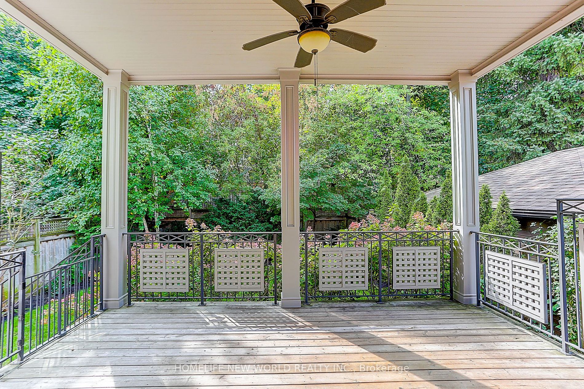 255 Chaplin Cres