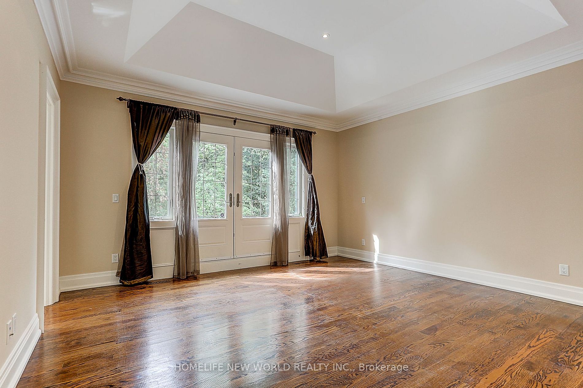 255 Chaplin Cres