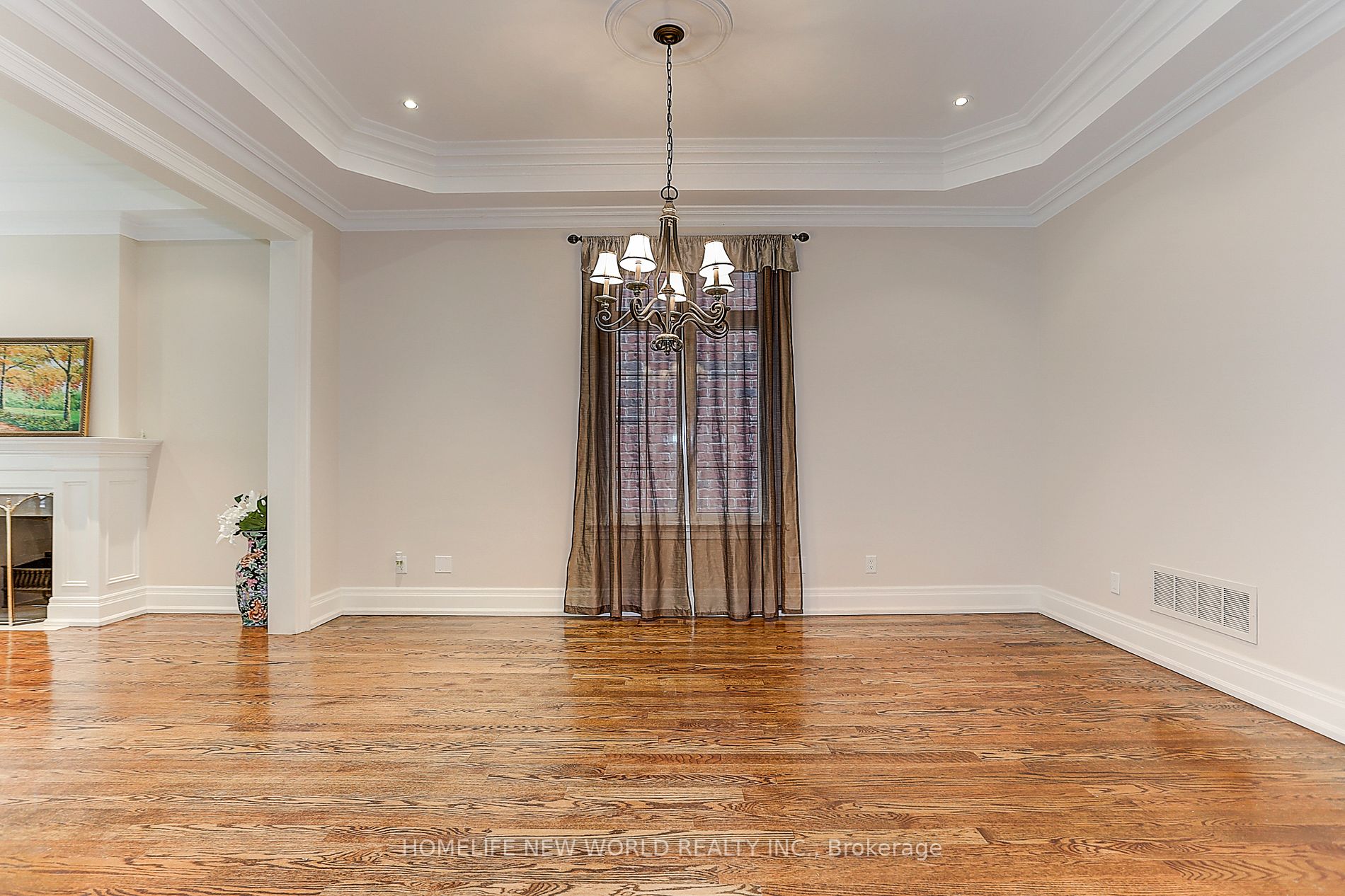 255 Chaplin Cres