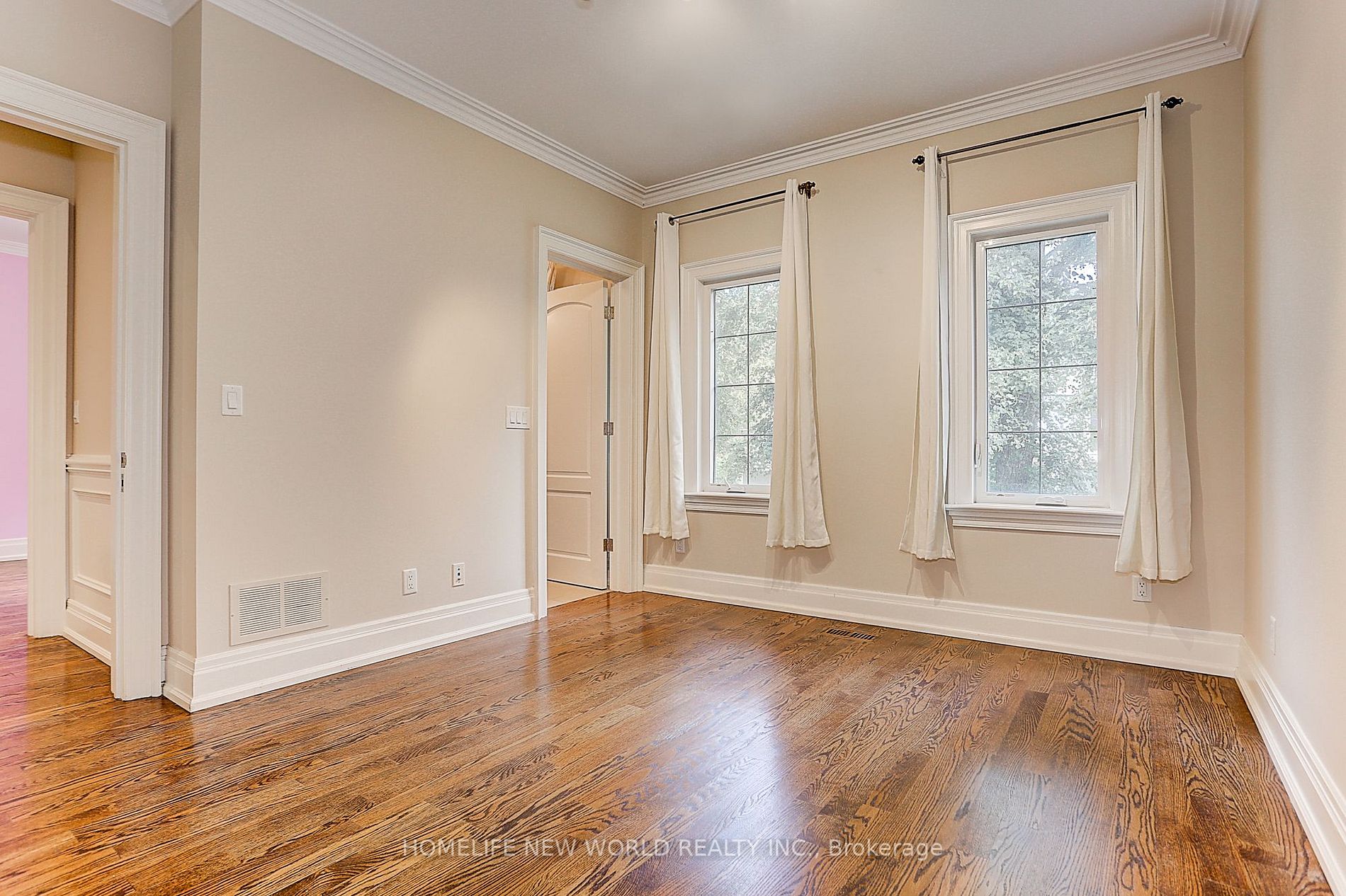 255 Chaplin Cres