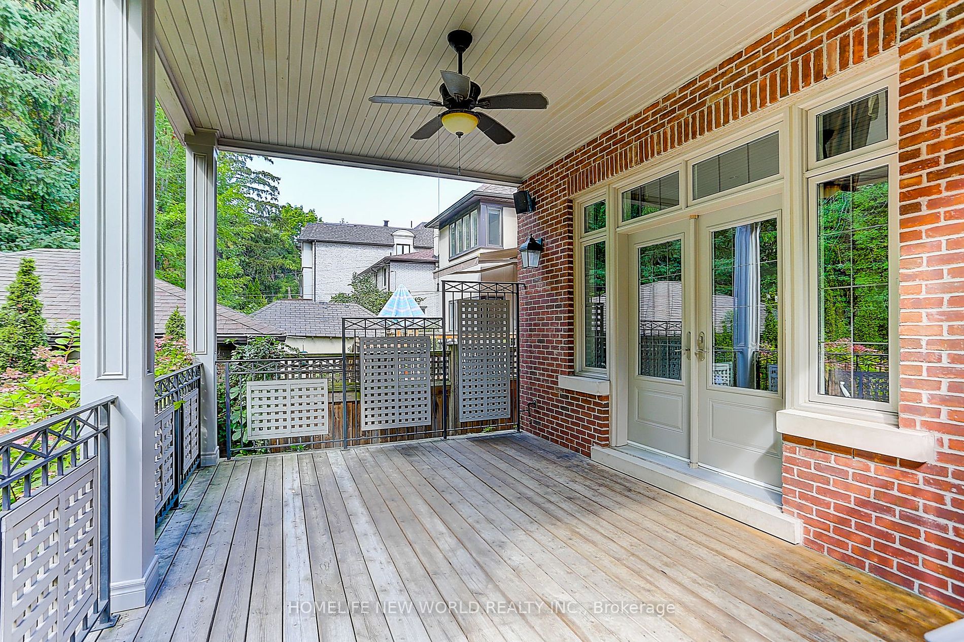 255 Chaplin Cres