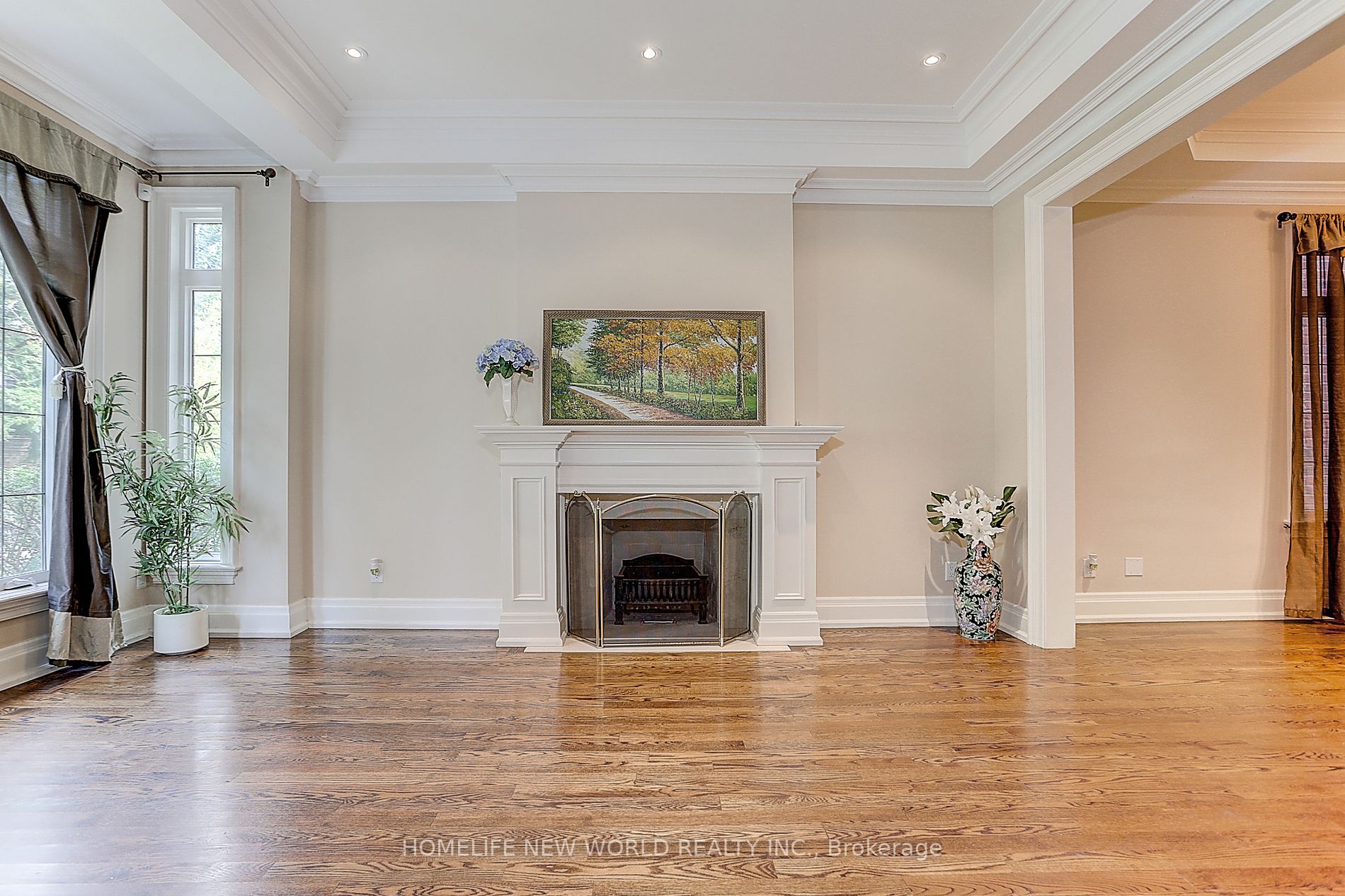 255 Chaplin Cres