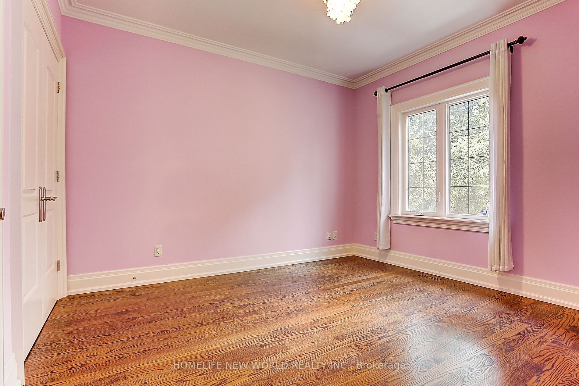 255 Chaplin Cres
