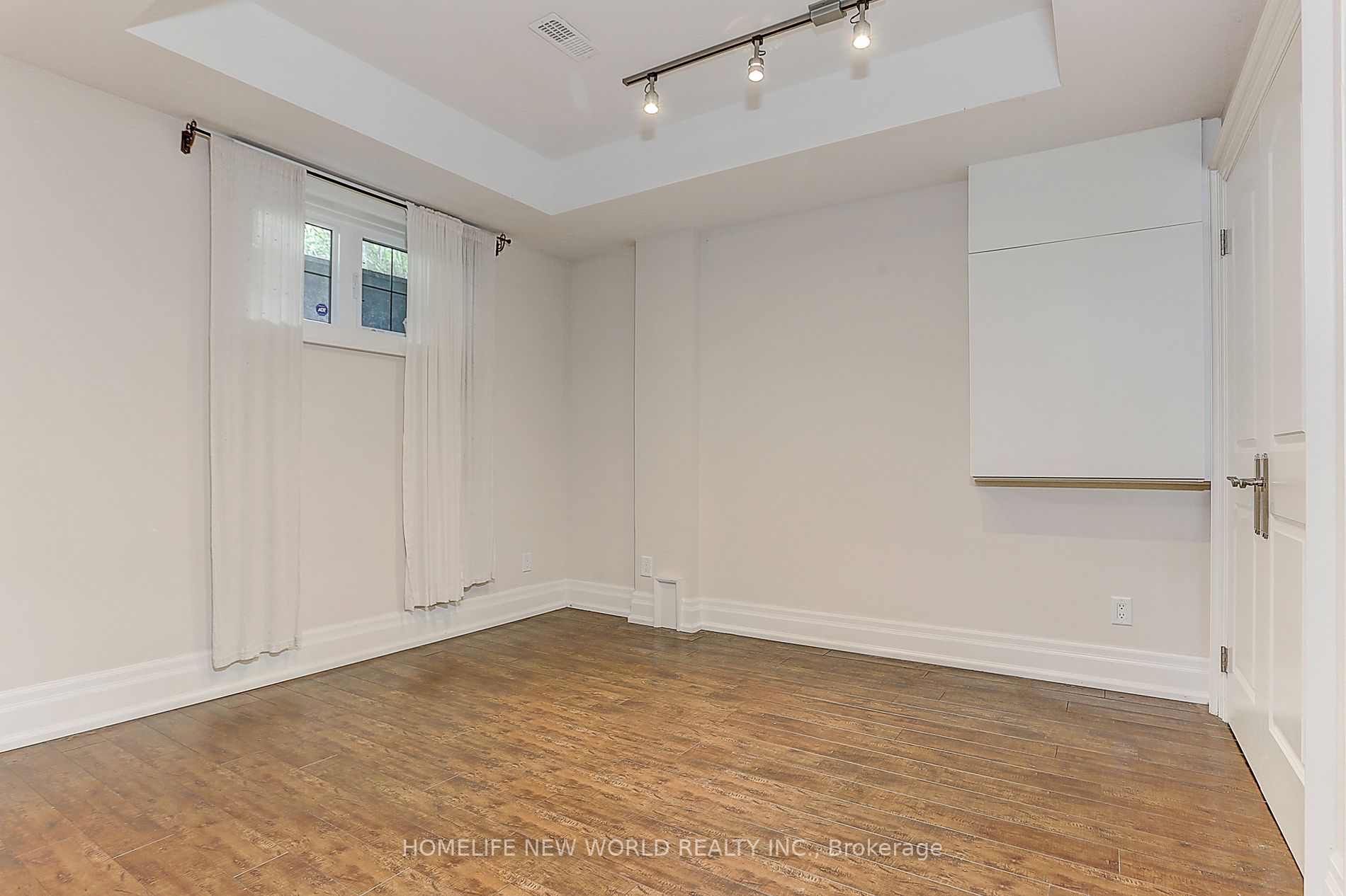 255 Chaplin Cres