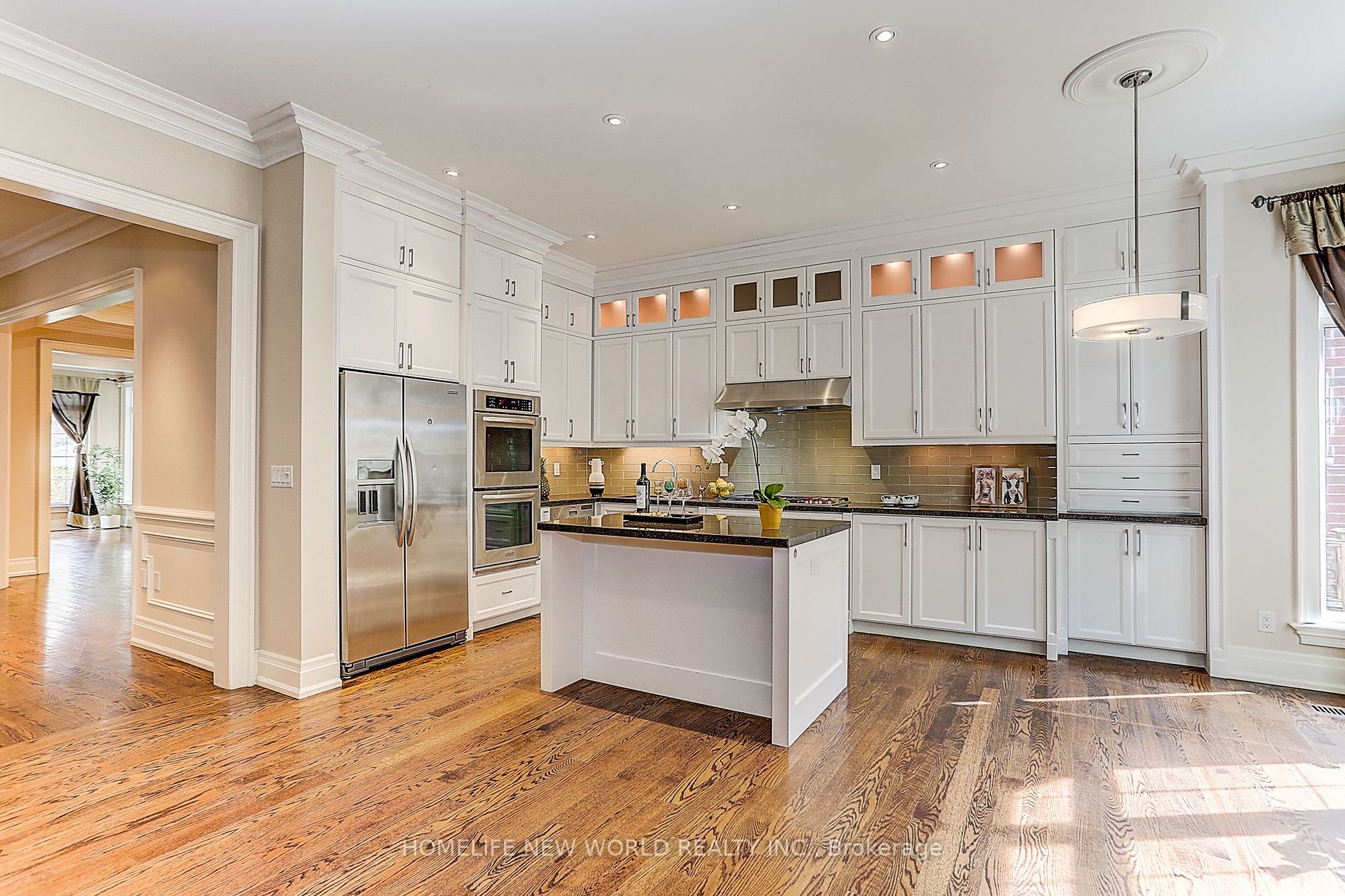 255 Chaplin Cres