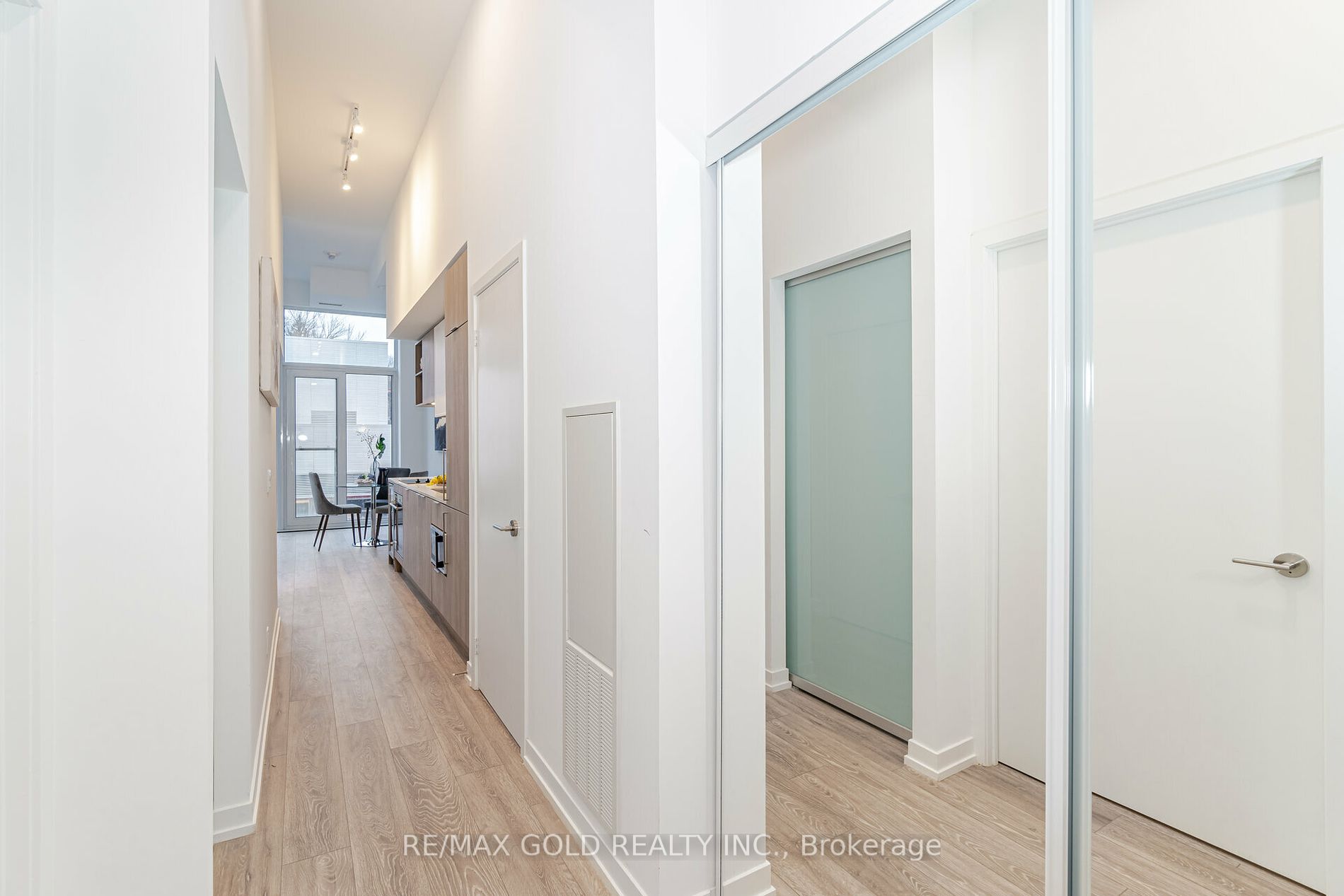 2020 bathurst Street #216