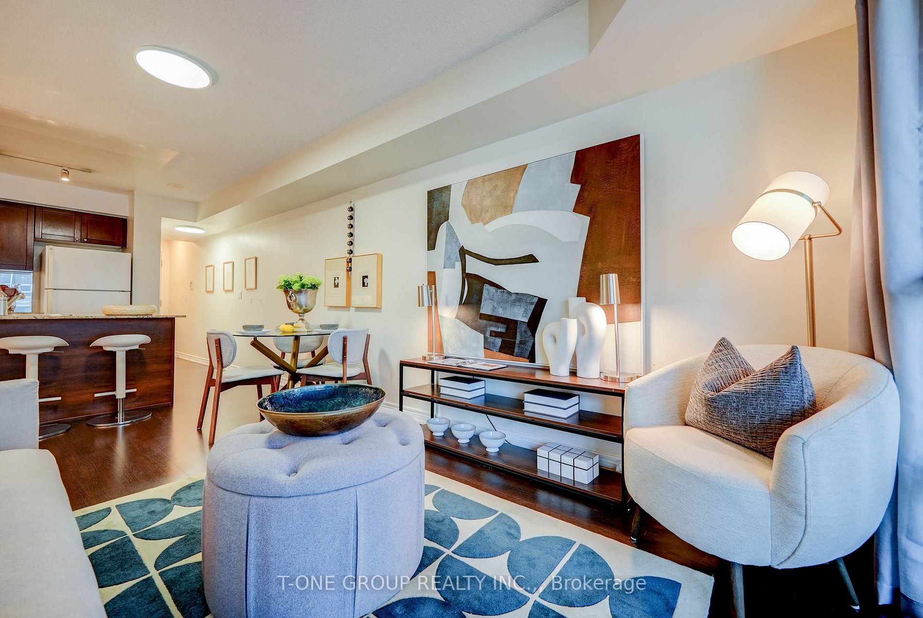 761 Bay St, #914