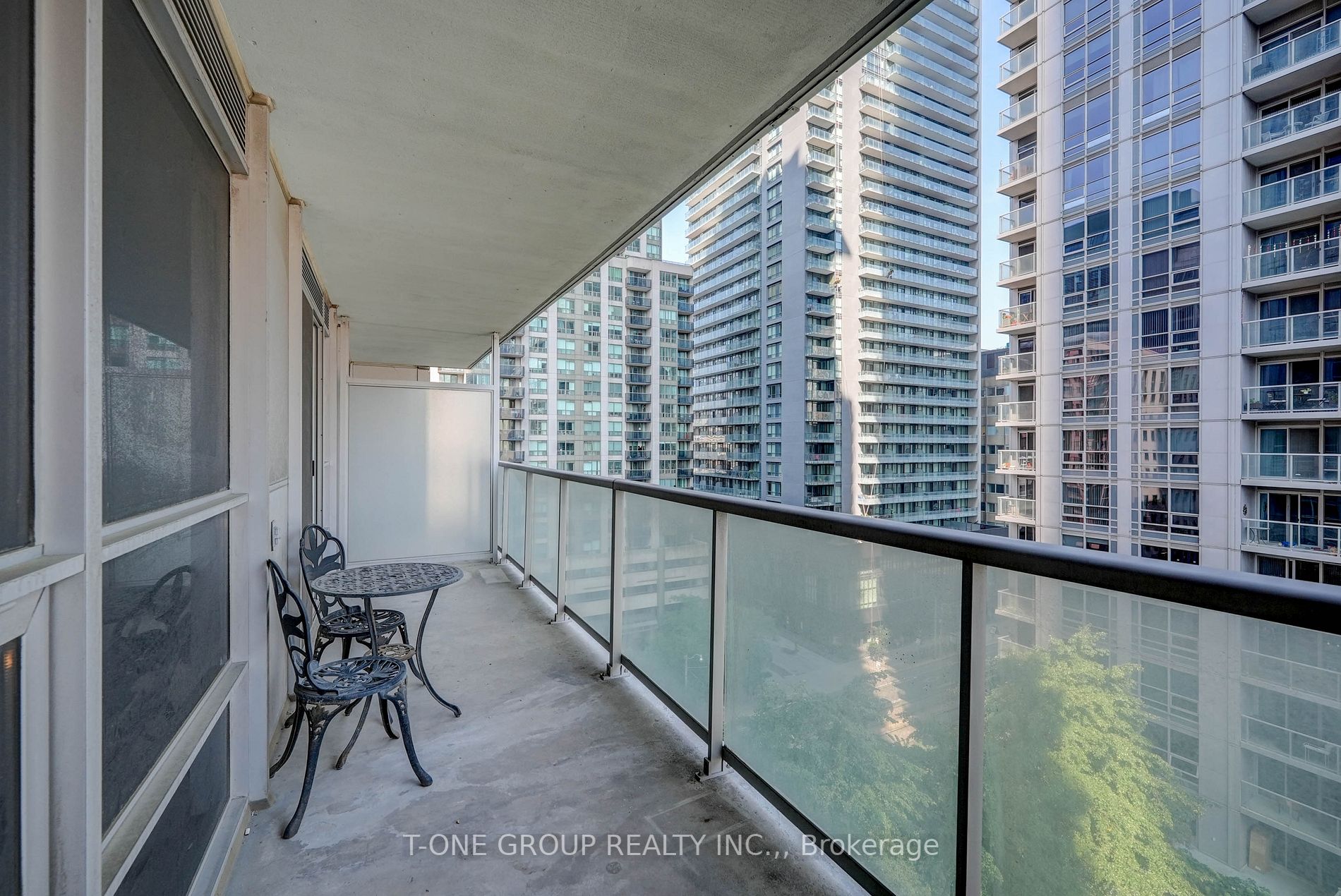 761 Bay St, #914