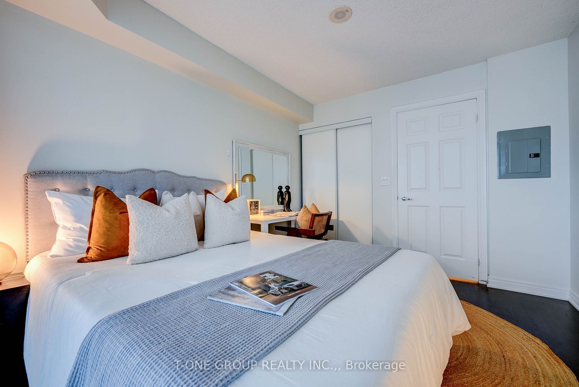 761 Bay St, #914