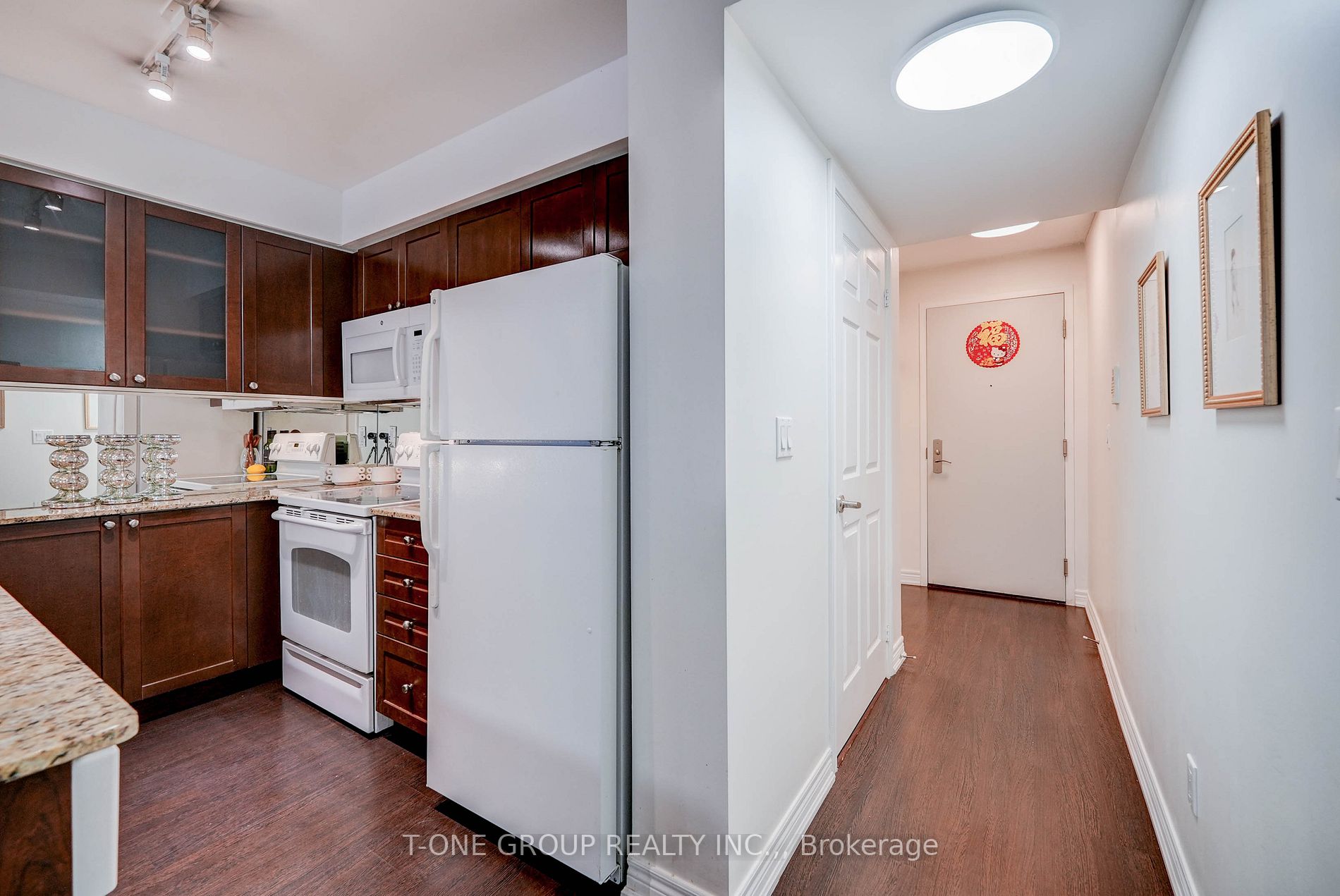 761 Bay St, #914