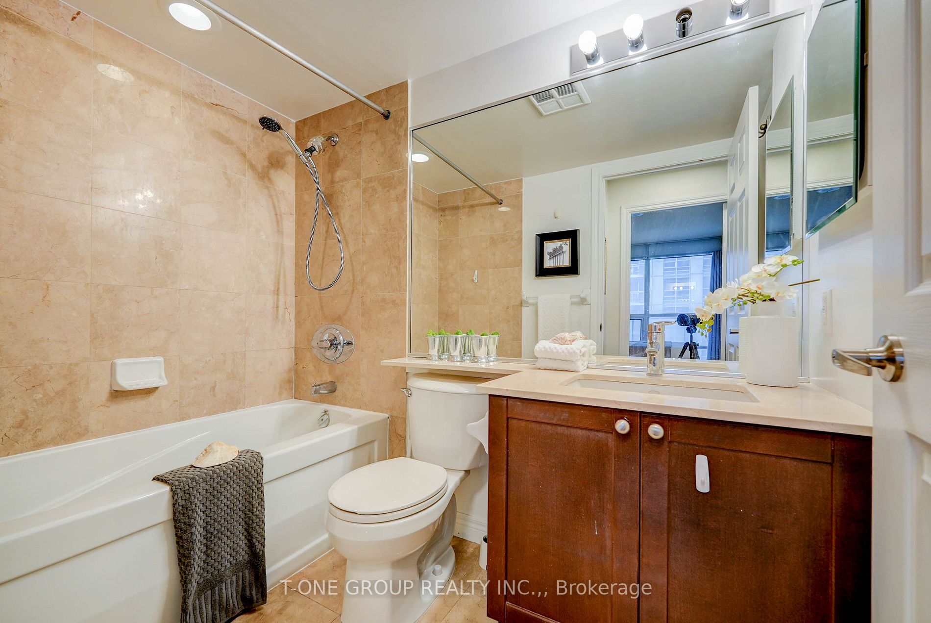 761 Bay St, #914