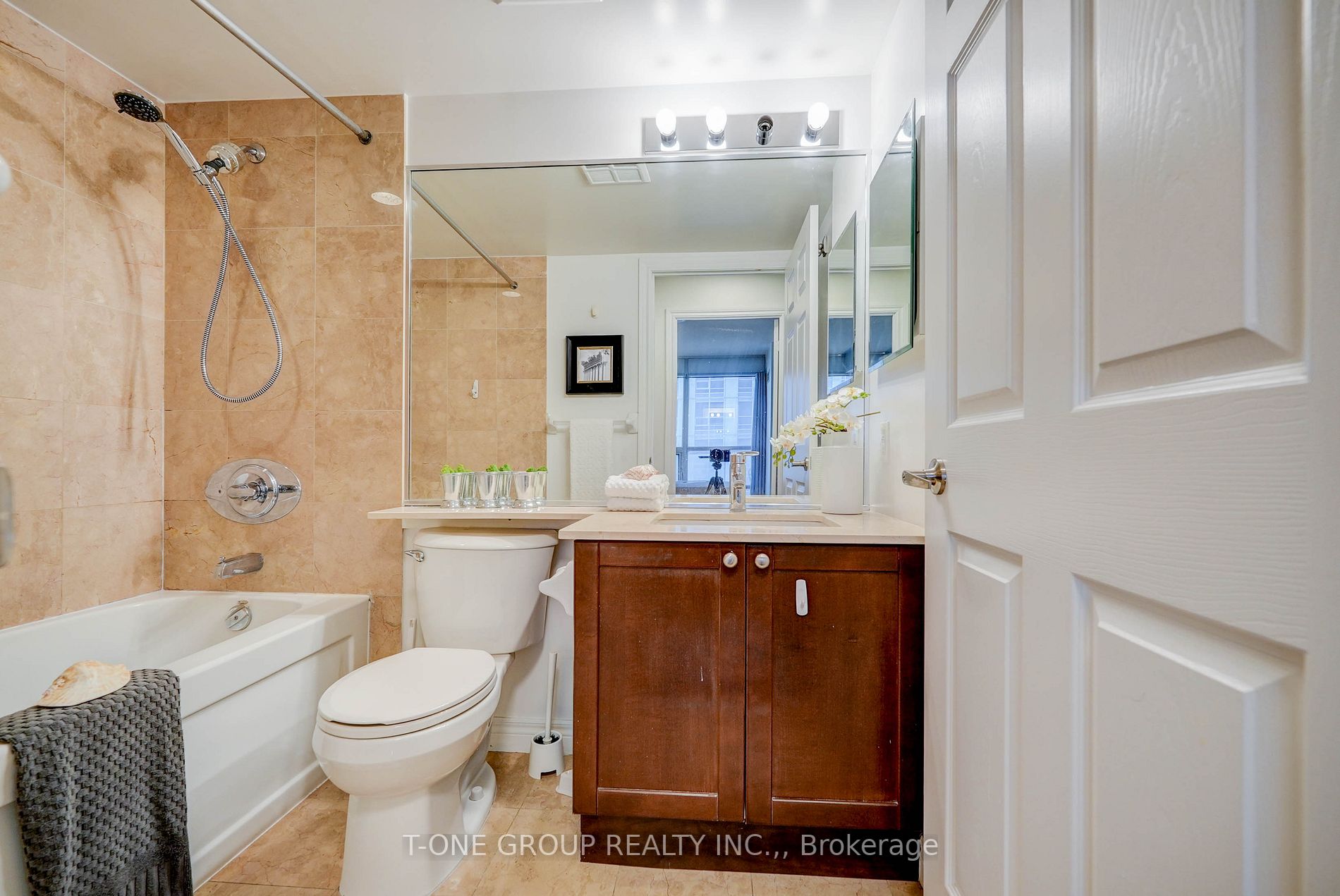 761 Bay St, #914