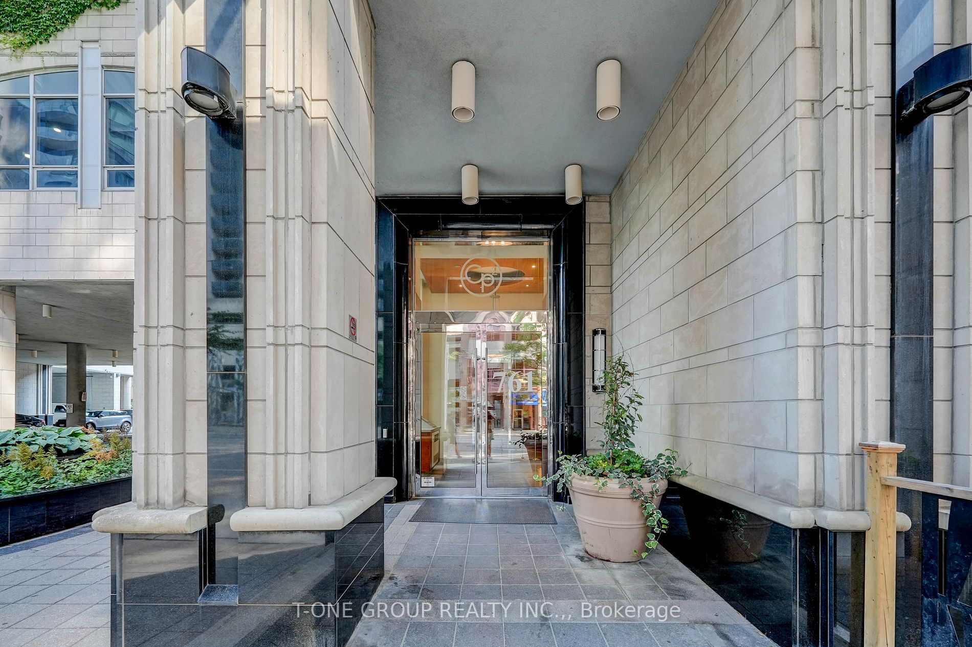 761 Bay St, #914