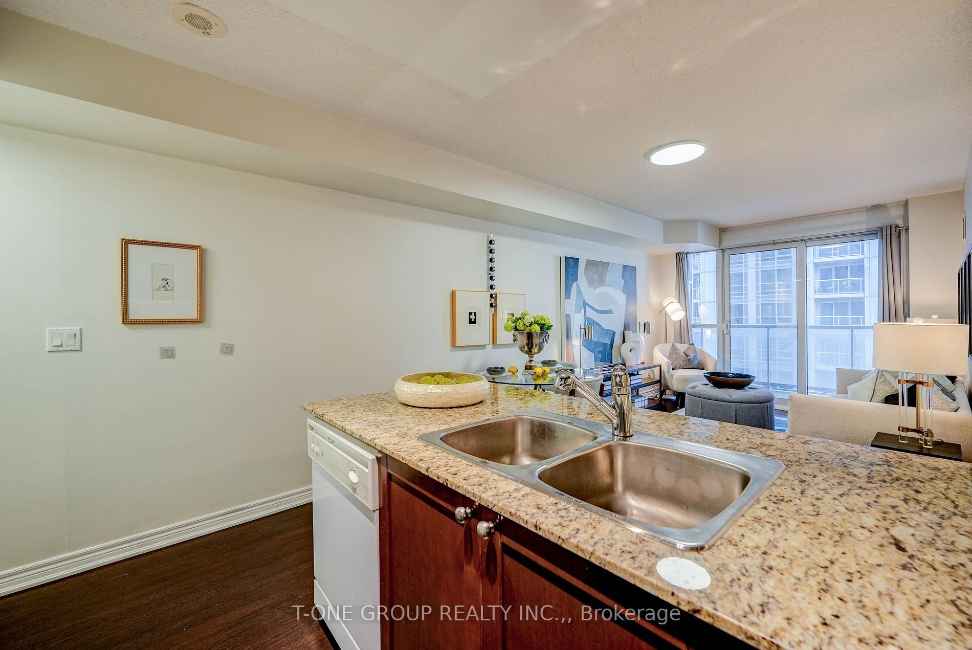761 Bay St, #914