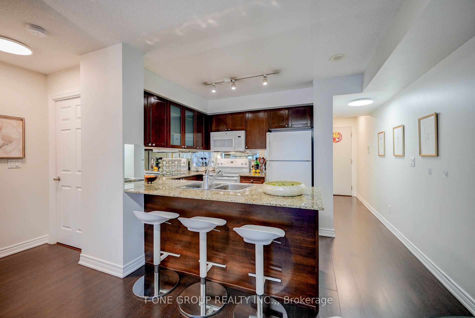 761 Bay St, #914