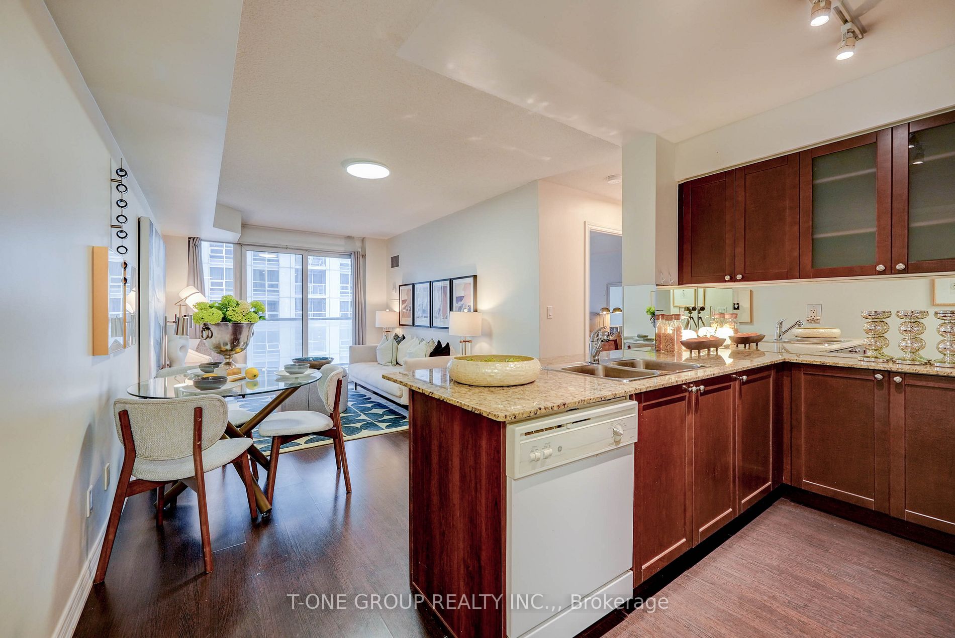 761 Bay St, #914