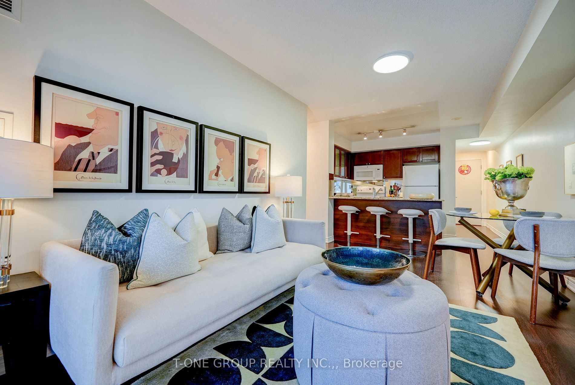 761 Bay St, #914