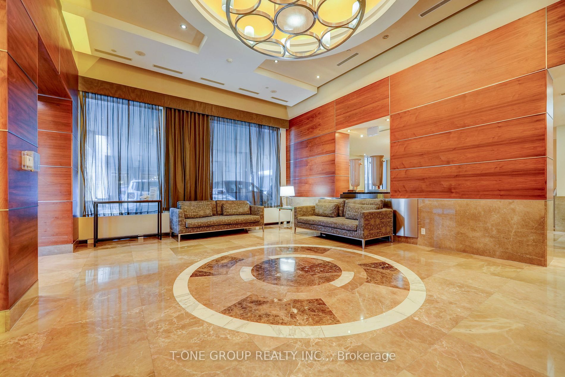 761 Bay St, #914