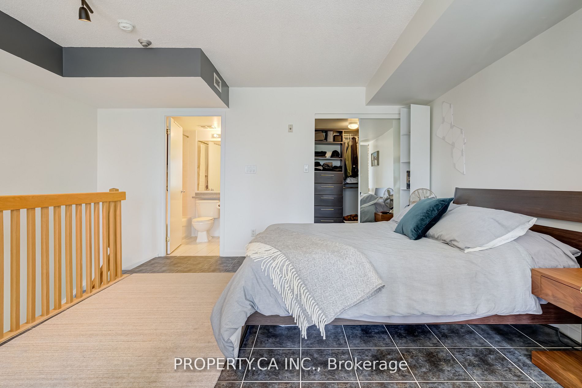 1029 King St W, #202