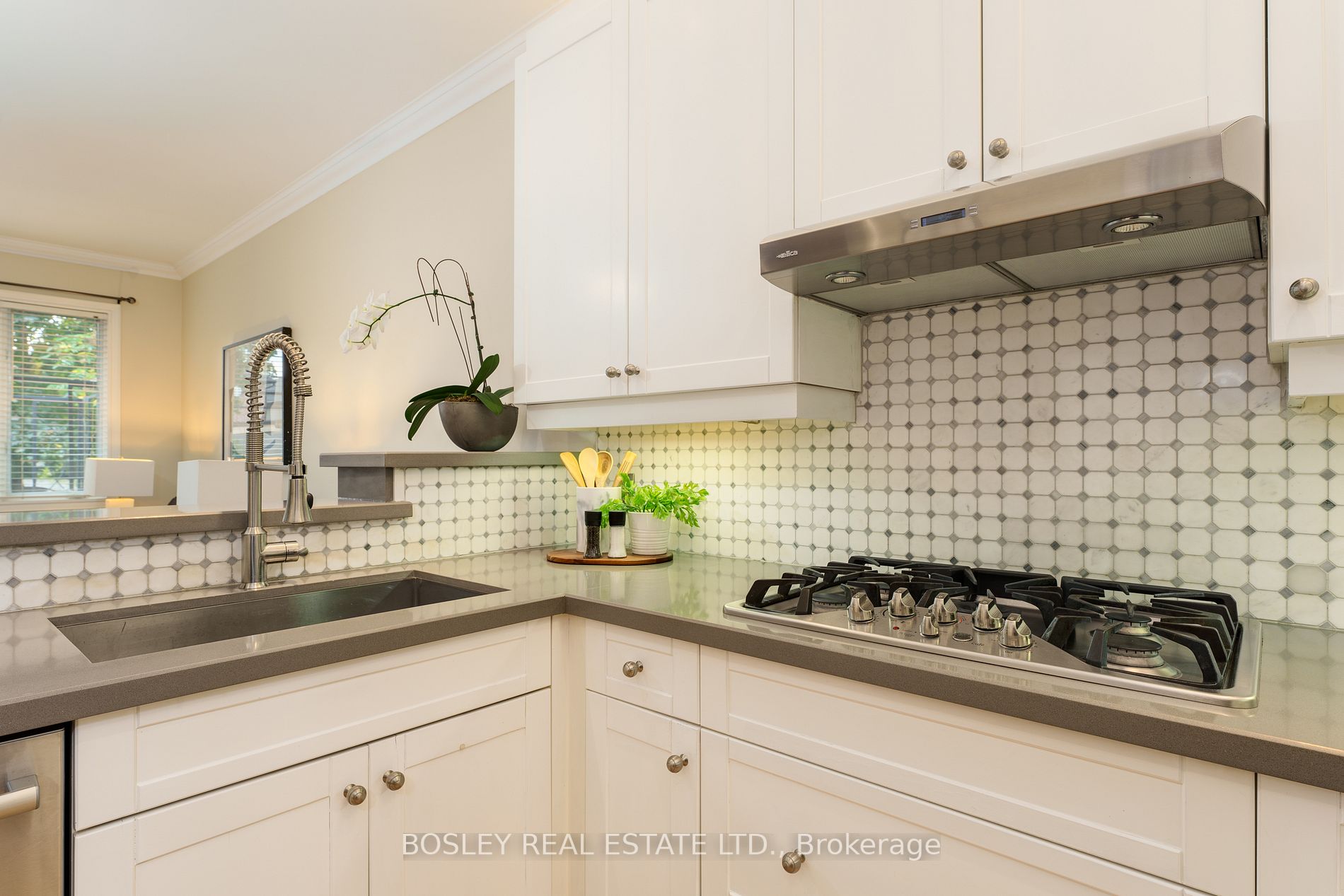 7 Vanderhoof Avenue