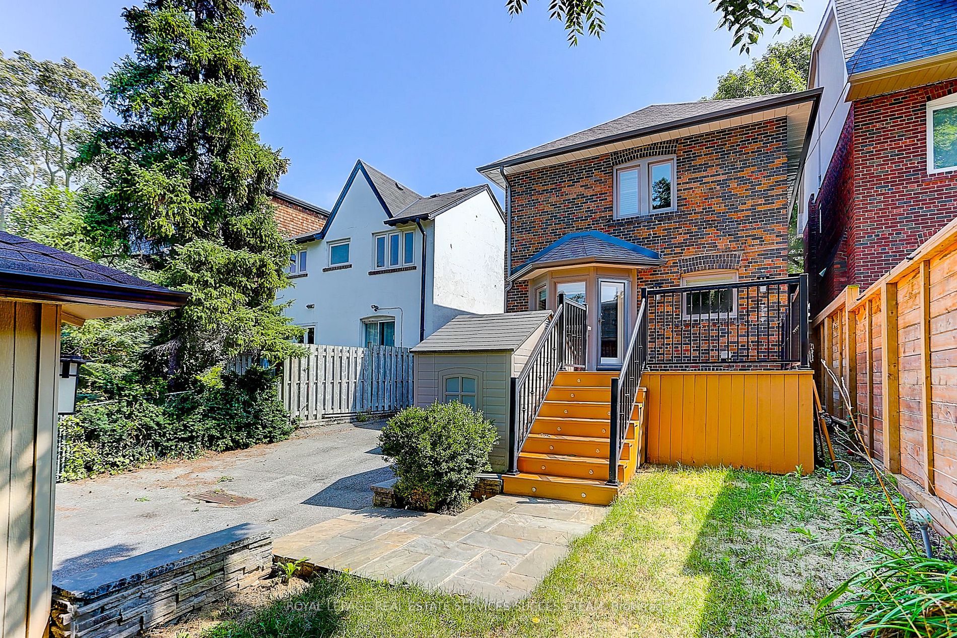 370 Rosewell Ave