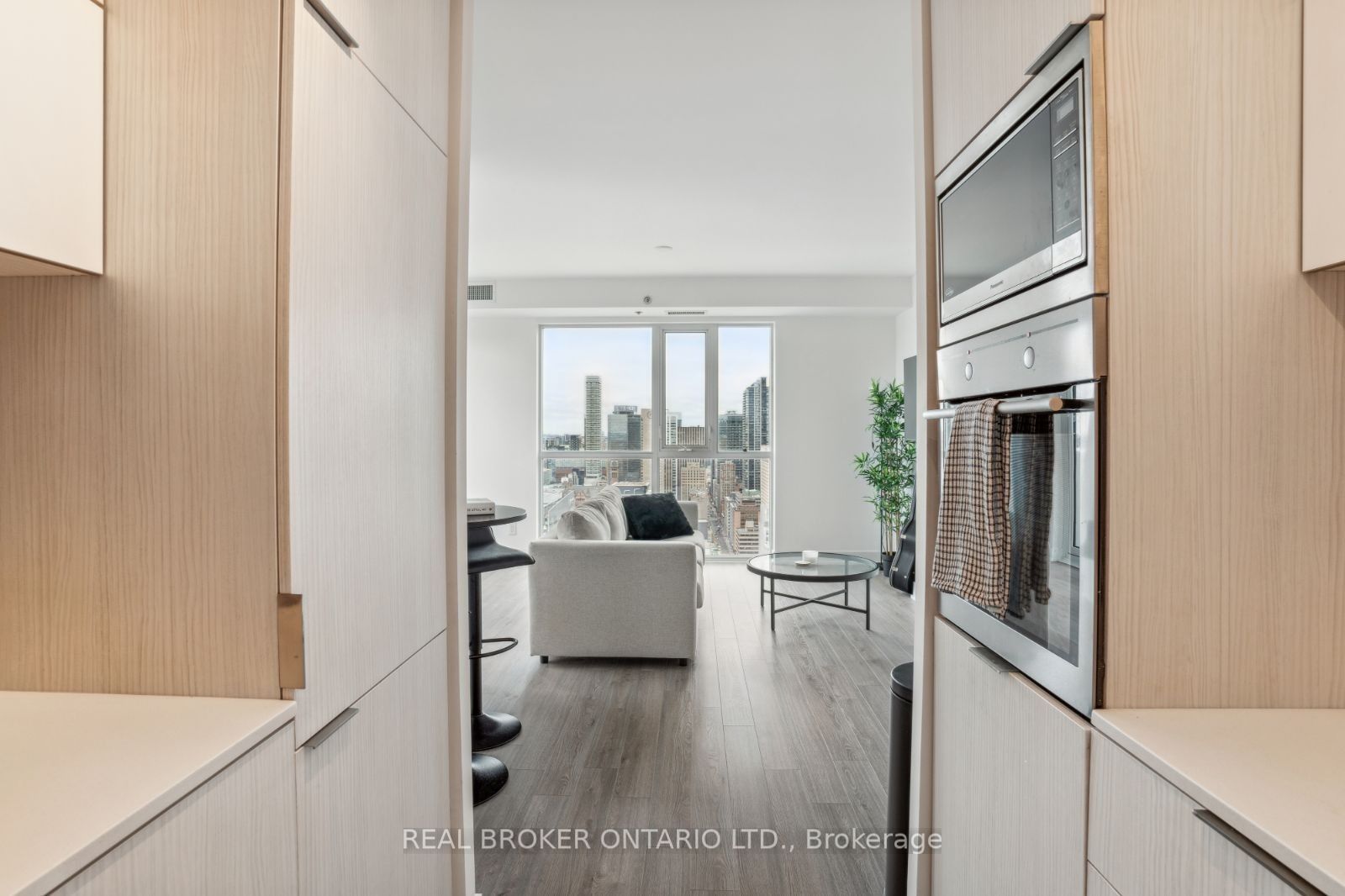 318 Richmond St W, #3702
