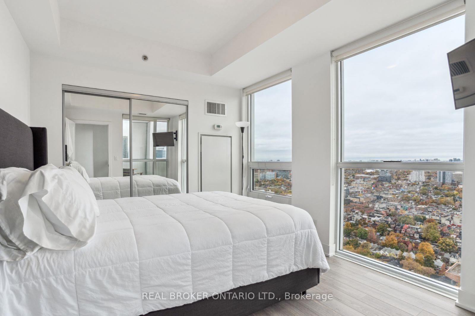 318 Richmond St W, #3702