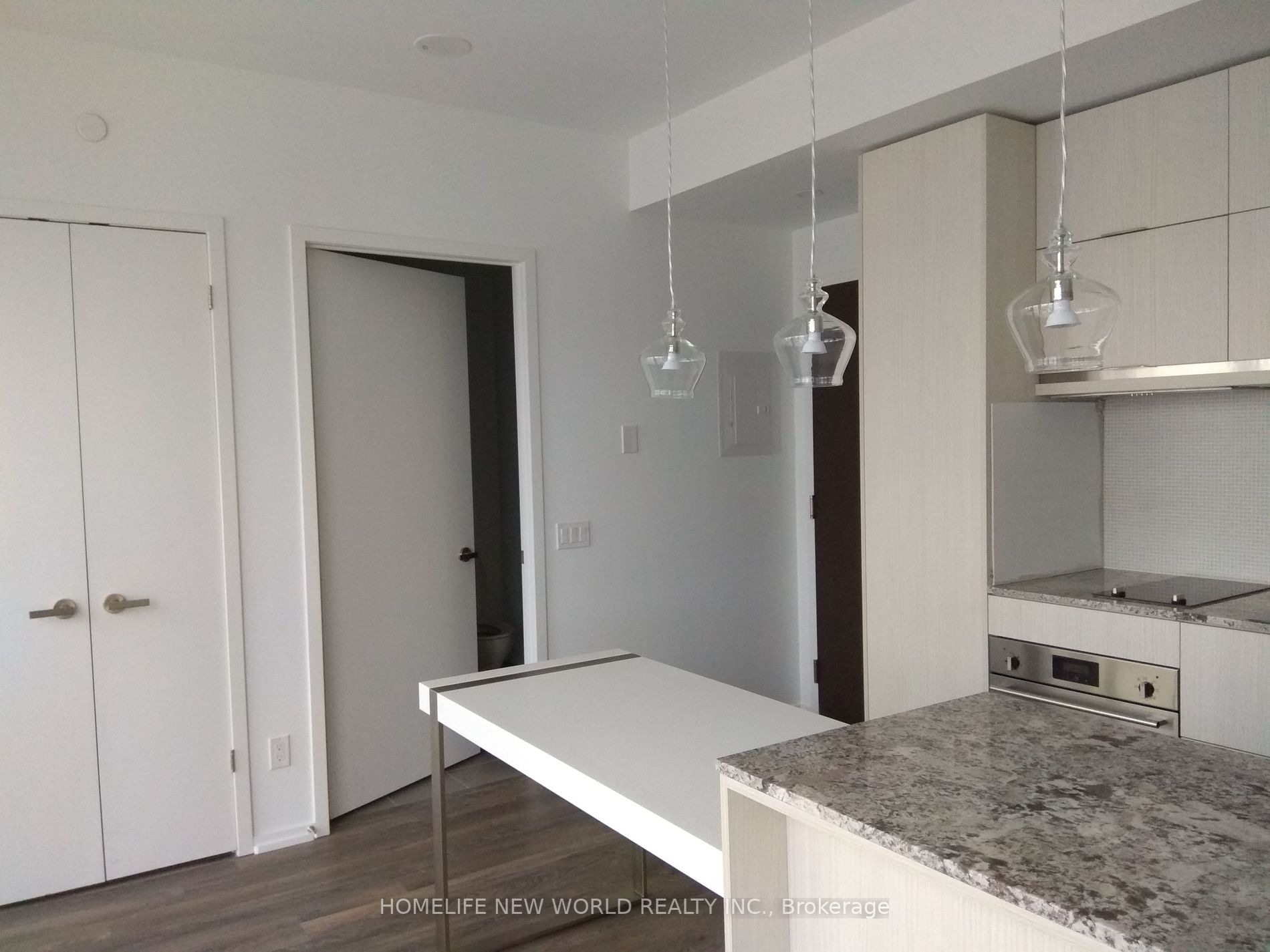 197 Yonge St, #1713