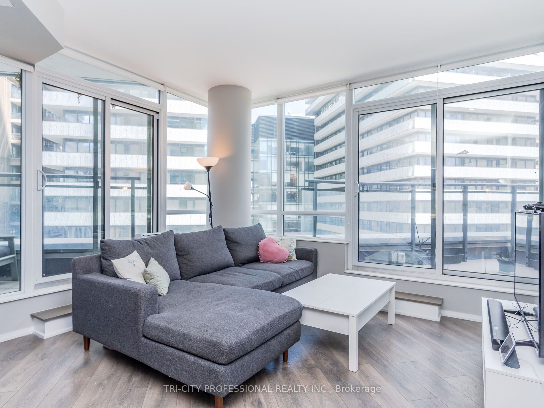 45 Charles St E, #709
