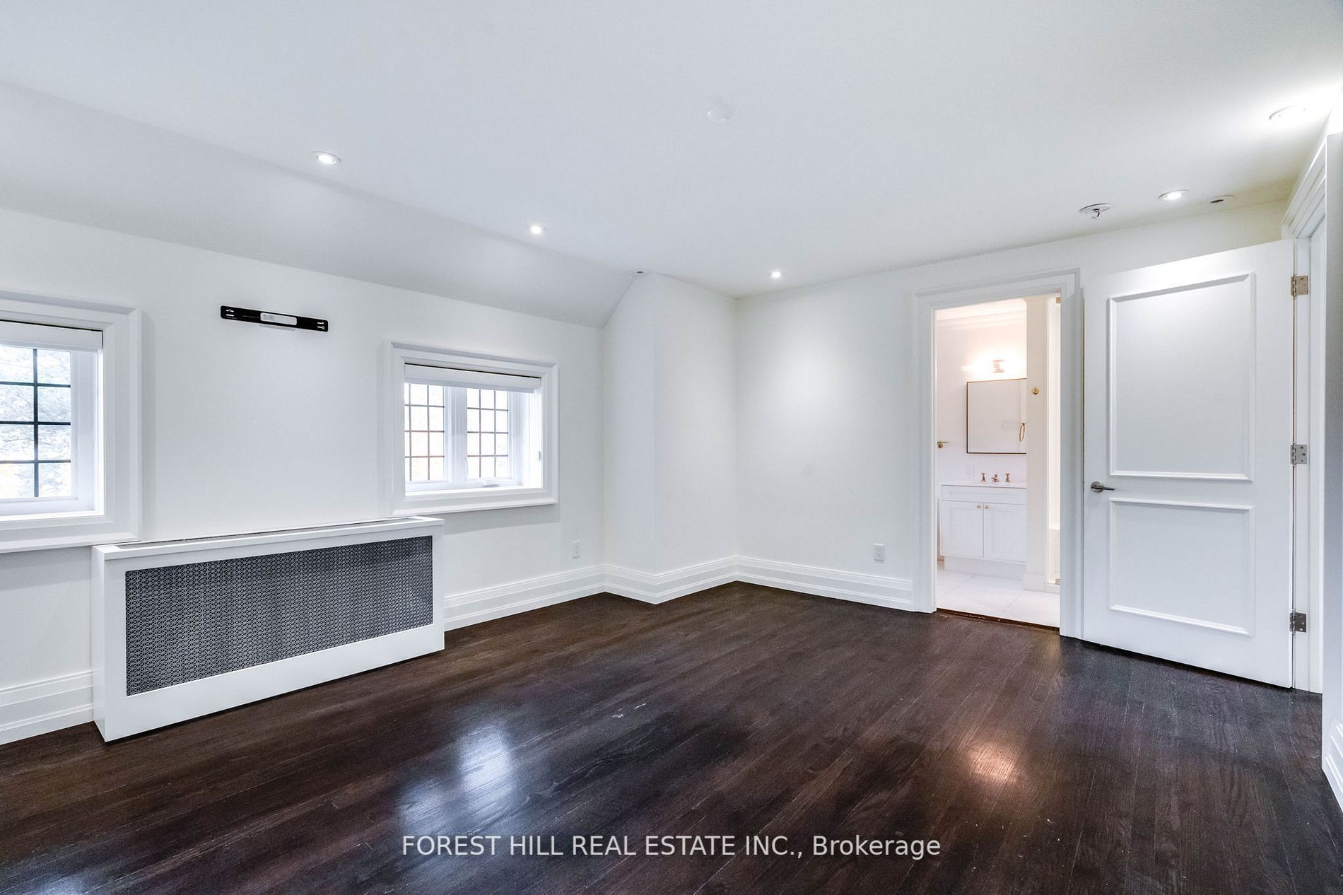 20 Sandringham Dr
