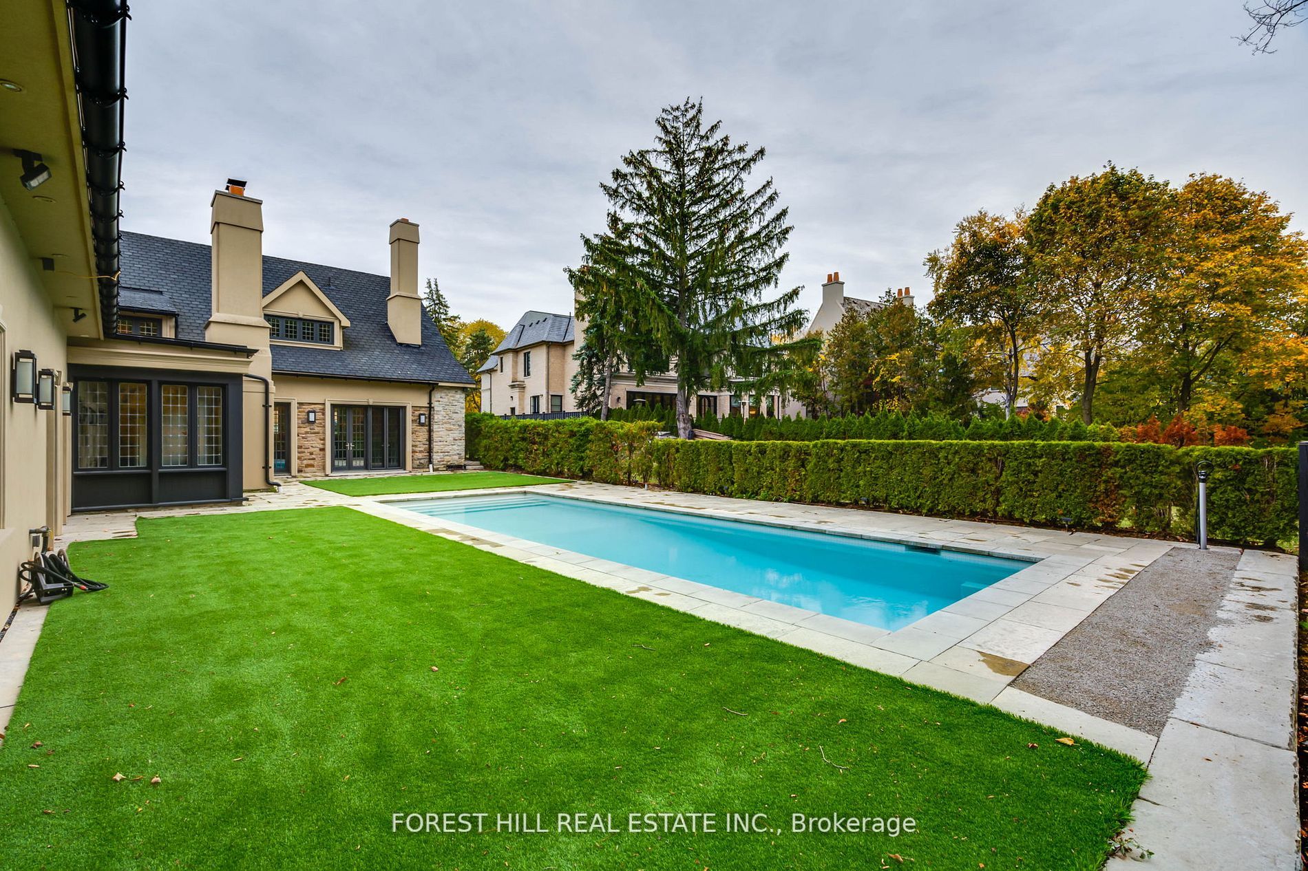 20 Sandringham Dr