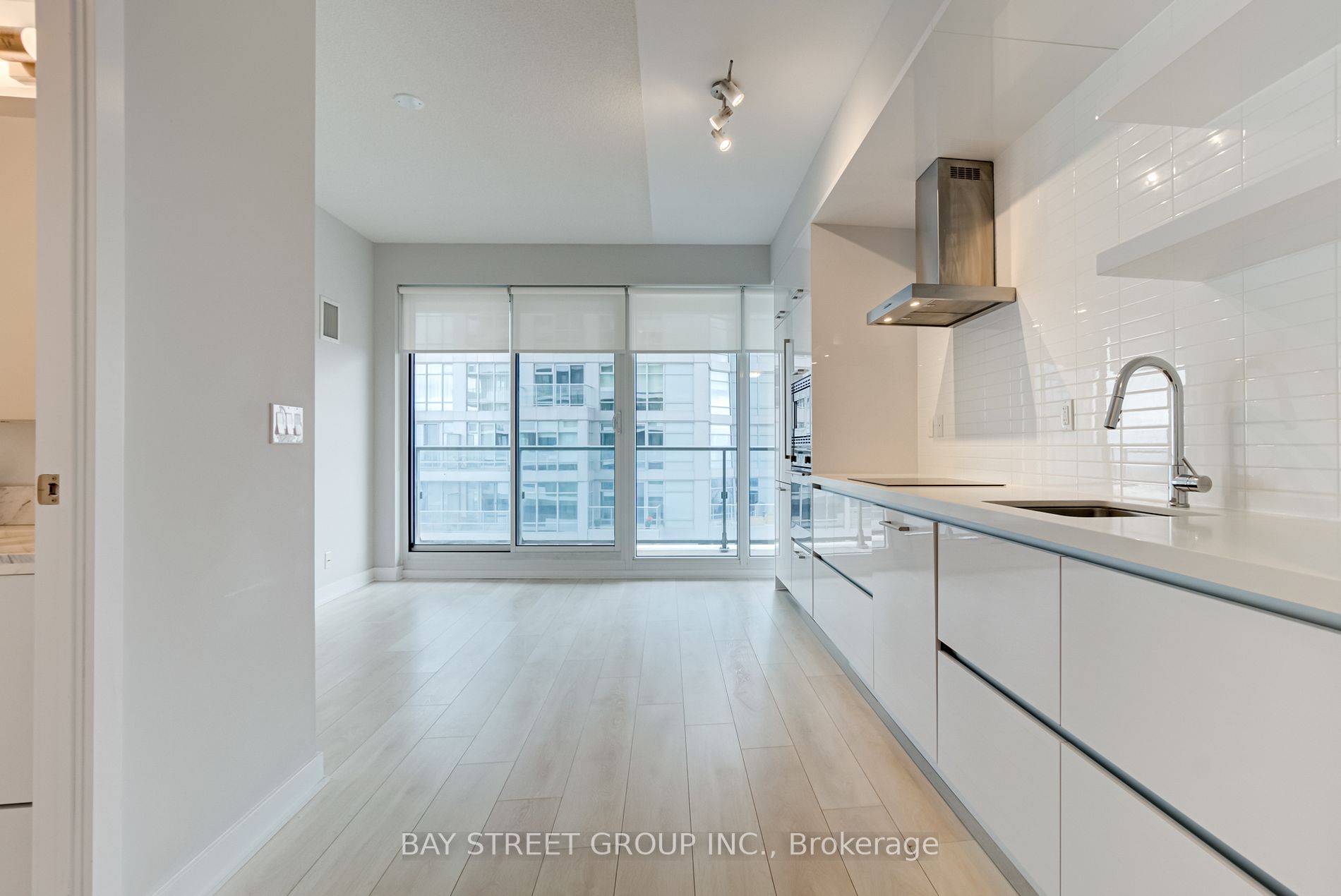 2221 Yonge St S, #4106
