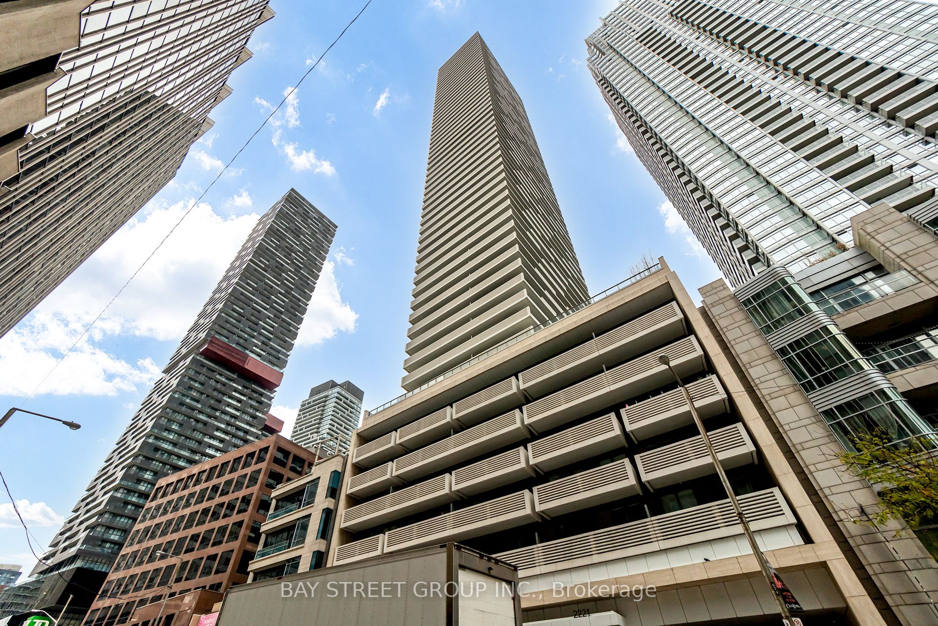 2221 Yonge St S, #4106